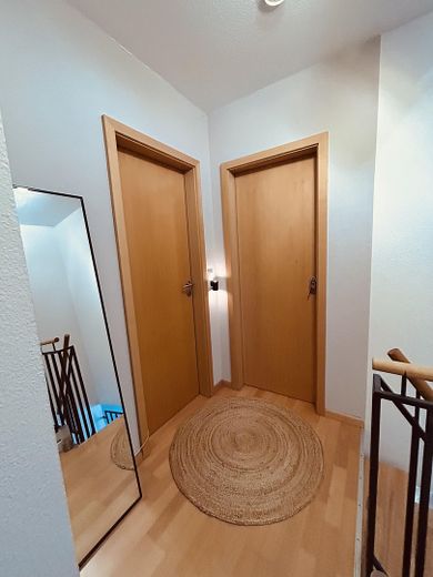 Wunderschöne Maisonette-Wohnung in bester Lage mit Garten - Erbpacht – OG Flur zu Zimmer 1 und 2