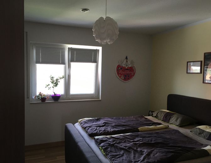 Appartement moderne de 3 pièces avec prestations haut de gamme, balcon et deux carports – Schlafzimmer