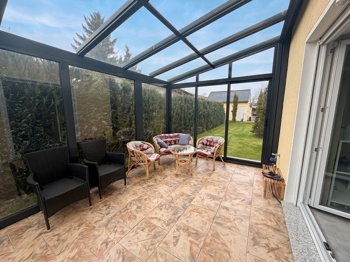 Einfamilienhaus mit großem Grundstück, Wintergarten, Hot Tub und fünf Garagen in Zwenkau – Wintergarten