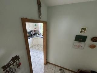 Charmant vrijstaand huis met balkon, garage en tuin – uw nieuwe thuis in Prausitz – Flur zur Küche EG