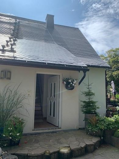Grünhain'de satılık geniş, tam mobilyalı 2,5 odalı daire – Hausansicht