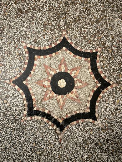 3-kamerappartement met uitzicht op de Förde, op de Duborg in Flensburg. Van particulier. – Detail Fußboden Treppenhaus