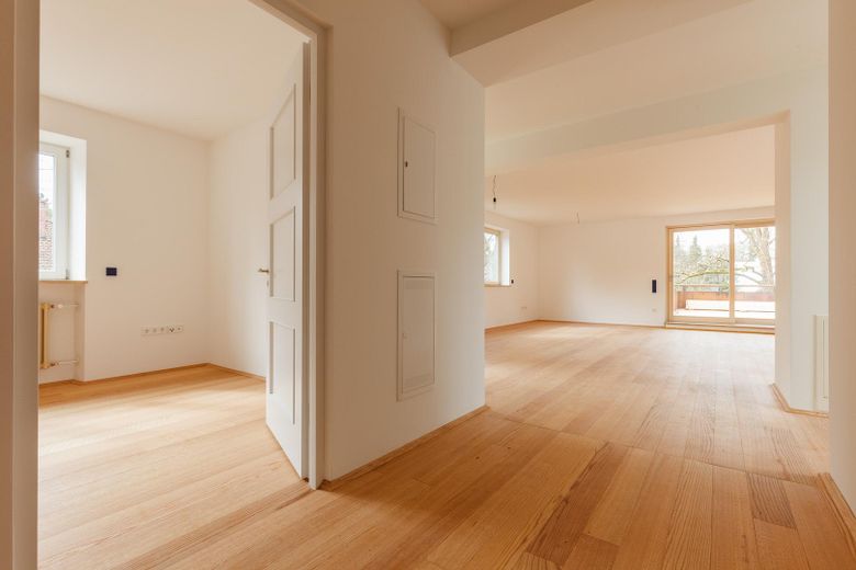 Luminoso appartamento tranquillo nel parco con grande balcone esposto a sud-ovest-nord – Schlafzimmer, Gang und Wohnen
