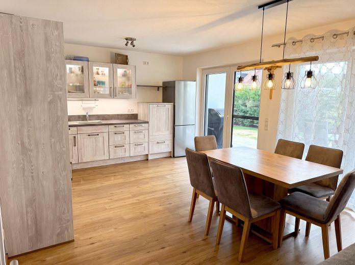 Habiter et travailler : appartement de 5 pièces au rez-de-chaussée avec jardin et bureau/salle de loisirs de 60 m² au sous-sol – Wohnen, Essen, Kochen
