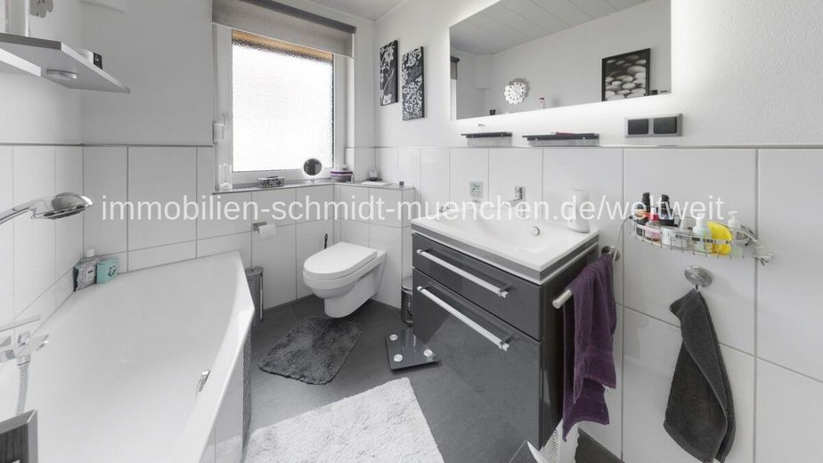 Großzügiges Zweifamilienhaus in Fuldatal - Perfekt für große Familien &amp; Mehrgenerationen – Badezimmer_EG