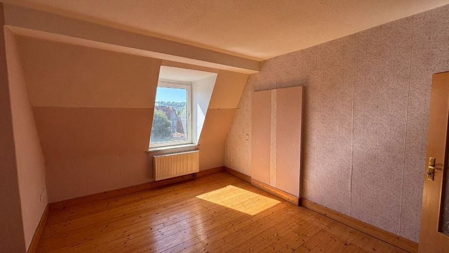 6-Zimmer-Dachgeschosswohnung mit EBK und Gartenabteil, nähe Bahnhof – Schlafzimmer - www.immobilien-heise.de