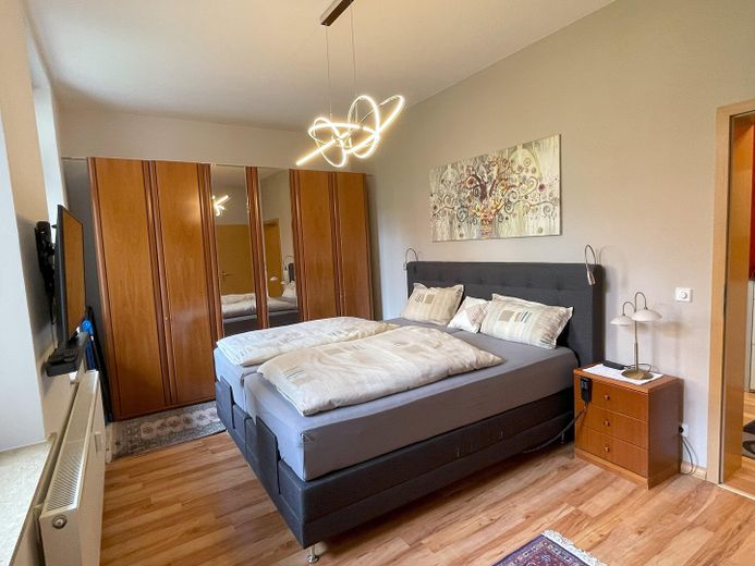 Ihr Zuhause auf Zeit: Helle 2-Zi.-Wohnung mit hochwertiger Ausstattung & Balkon – Schlafzimmer mit Bett/Schrank