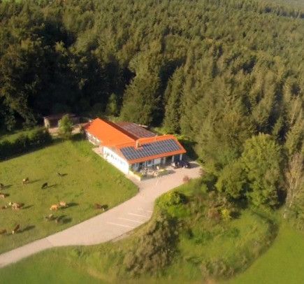 Einfamilienhaus mit gewerbl. Anbau im Außenbereich – von Oben
