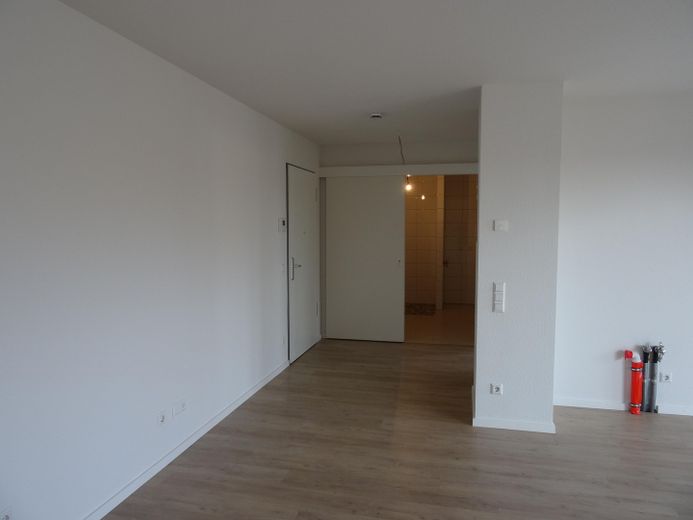 Herrliche 2-Zimmerwohnung im Betreuten Wohnen / Gute Kapitalanlage oder Selbstnutzung – Flur (Blick Richtung Bad)