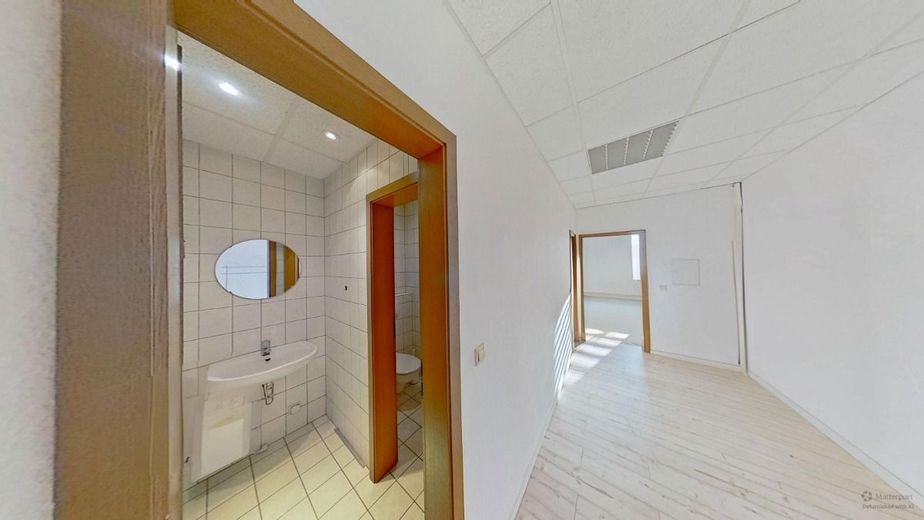 Großzügige Büroeinheit im 1. Obergeschoss in gepflegtem Geschäftshaus – WC 1