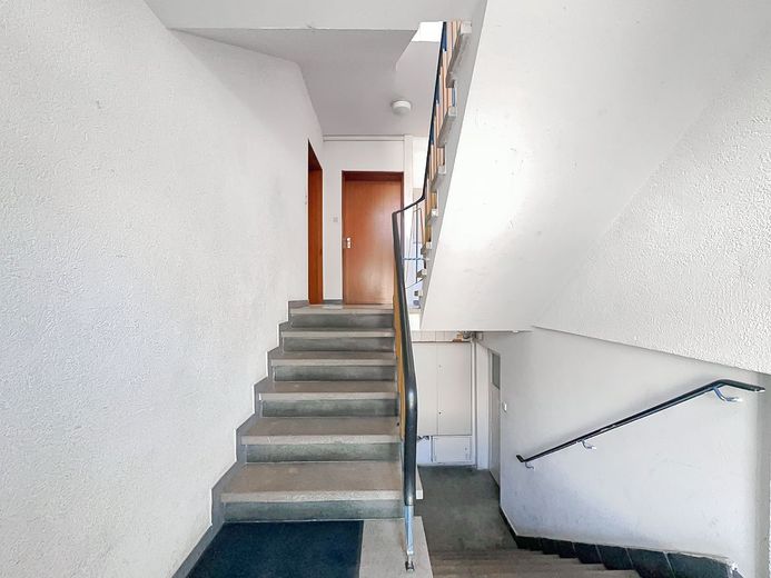 IN RUHIGER LAGE DENKENDORFS - helle hochparterre Wohnung mit Tageslichtbad, SüdbaIkon und Stellplatz – Treppenhaus