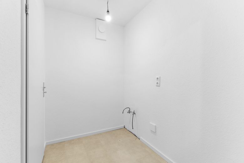 1093 Moderne 3-Zimmer-Wohnung mit Loggia und Skylineblick – Küche