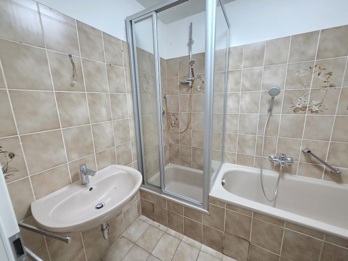 2,5 locali vicino al bosco e alla zona sud della Ruhr, terrazza di 14 m², bagno: vasca + doccia, parquet in legno massello – Bad mit Wanne + Dusche
