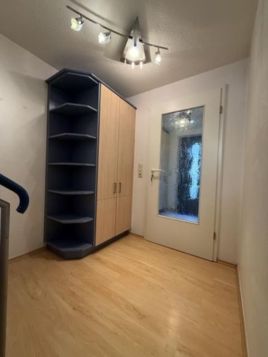 Modernes Familien-Reihenhaus in ruhiger Lage von Regensburg-Burgweinting – 2c_Diele Garderobe2