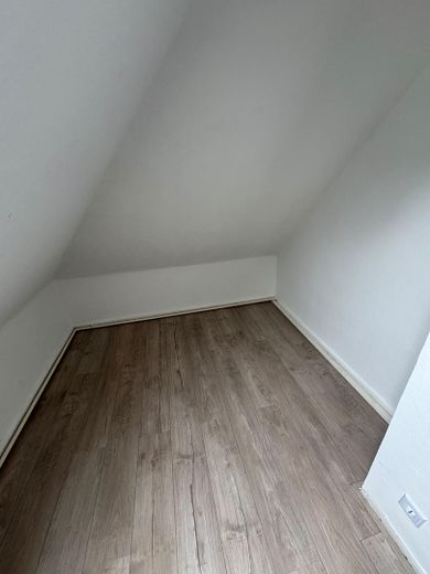 4-room top-floor apartment with fitted kitchen – Zimmer 2
