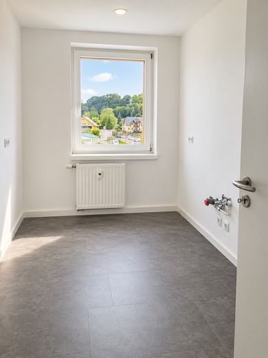 Appartamento di 3 locali completamente ristrutturato con ampio balcone e splendida vista a Thum – Referenzfoto Küche