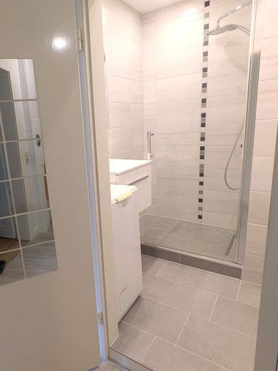 Charmant chez-soi ou investissement : emplacement central, sans commission – Duschbad