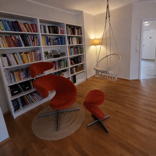 Bergstraße'daki Lorsch'ta galeri ve asma katlı yüksek kaliteli yarı müstakil ev – Diele mit Bibliothek 1