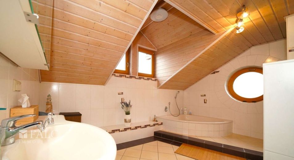 Dürfen wir vorstellen? Ihr Traumhaus! - FALC Immobilien – Schaumkronen ahoi