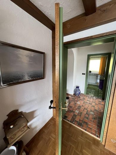 Blick v. Wohnzimmer in Flur