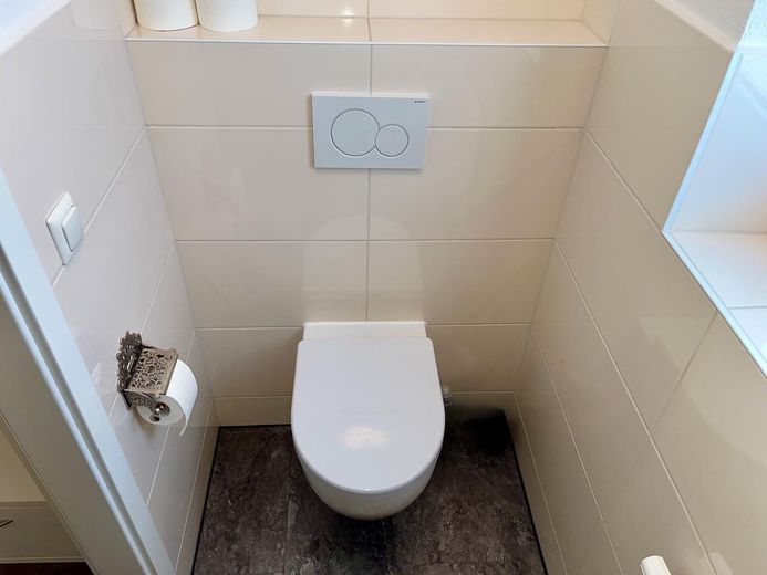 Neuwertig saniertes EFH mit großem Grund in bester Lage - provisionsfrei – Gästetoilette