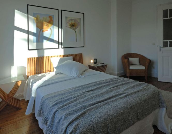 Appartement ancien de 2 pièces avec balcon – entièrement meublé, 57 m² à Winterhude, près du Stadtpark – Schlafzimmer 