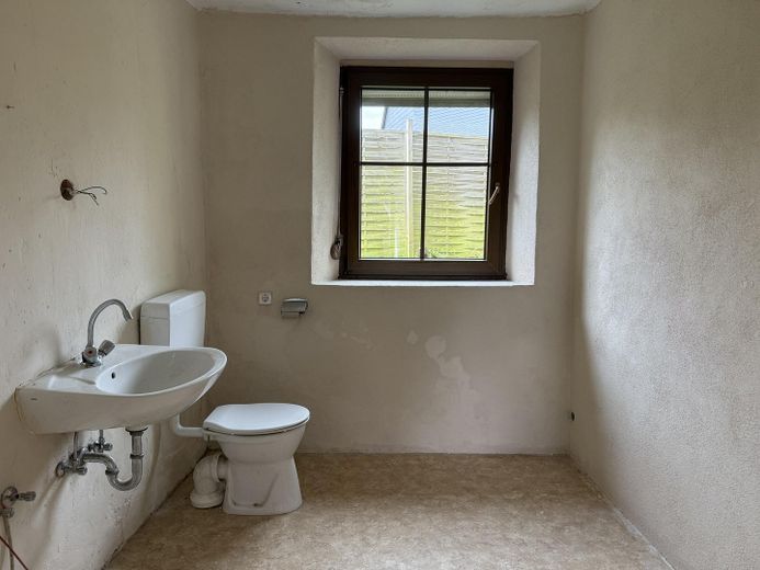 Gut erhaltenes Bauernhaus sucht neue Liebe – Bad (EG)