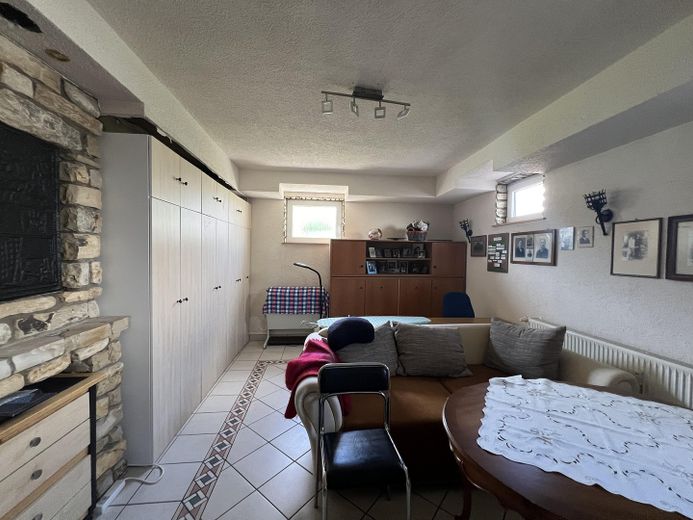 Encantador y espacioso piso de 3 habitaciones con chimenea y entrada independiente en Kirchardt – Wohnzimmer