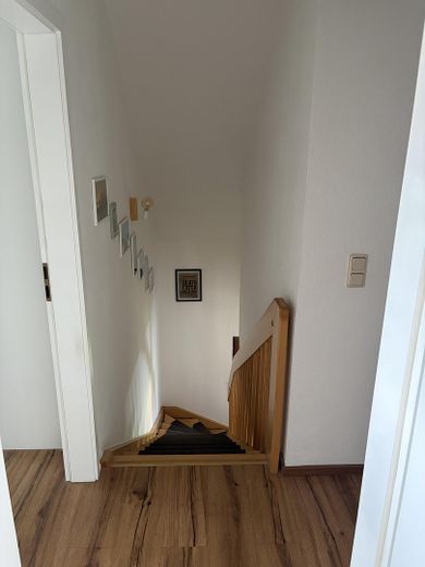 Provisionsfrei in die Zukunft! EFH mit Wärmepumpe und PV nahe Wald und Wasser – Treppe OG -> EG