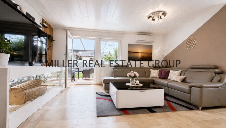 Privates Wohnresort in Altmannstein-Pondorf: Exklusives Einfamilienhaus mit Pool, Sauna, Grillkota, PV-Anlage, Speicher &amp; großer Südwest-Terrasse! – Wohn-Essbereich