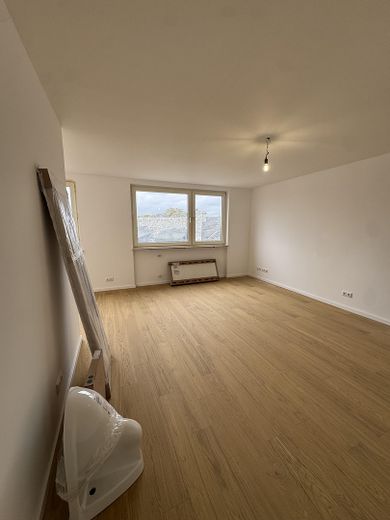 Erstbezug nach Sanierung. Sehr Helle 2 Zimmer Wohnung mit Einbauküche – Photo 2