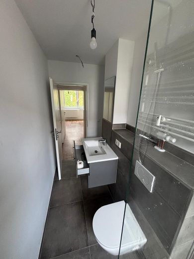 Helle, modernisierte 2-Zimmer-Wohnung mit Balkon und Einbauküche – Bad