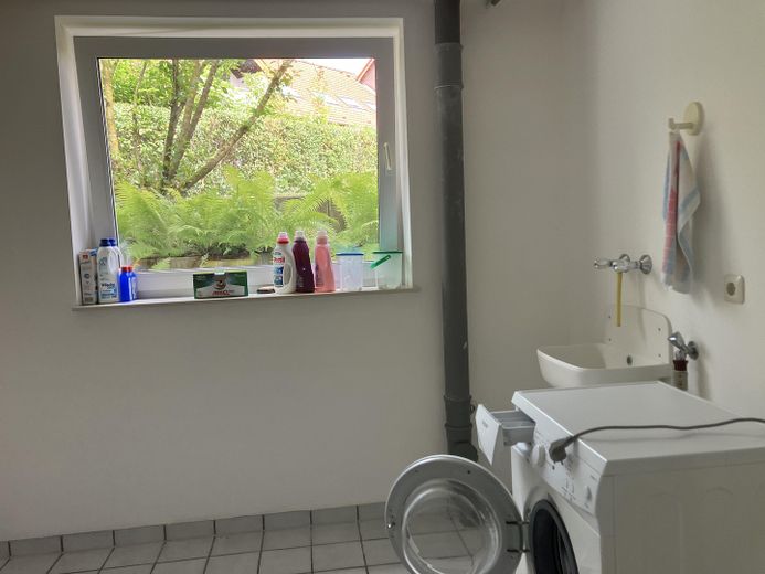 Helle geflieste Waschküche UG