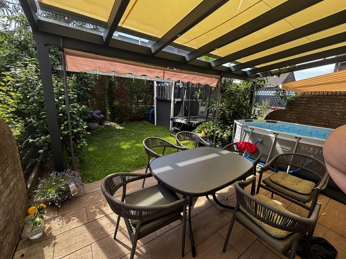 ¡De particular, sin agencia inmobiliaria! Casa adosada intermedia ideal para familias, en una ubicación perfecta y con instalación solar – Terrasse Überdachung+Markiese 