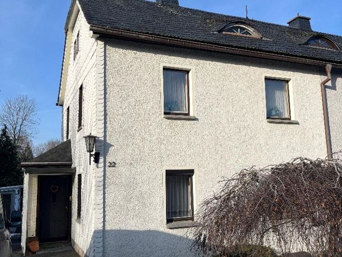 RESERVIERT! Gemütliche sanierungsbedürftige Doppelhaushälfte mit Pool, Garagen und großem Garten – Foto 1