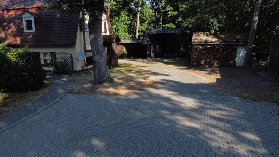 Nebengebäude und Einfahrt