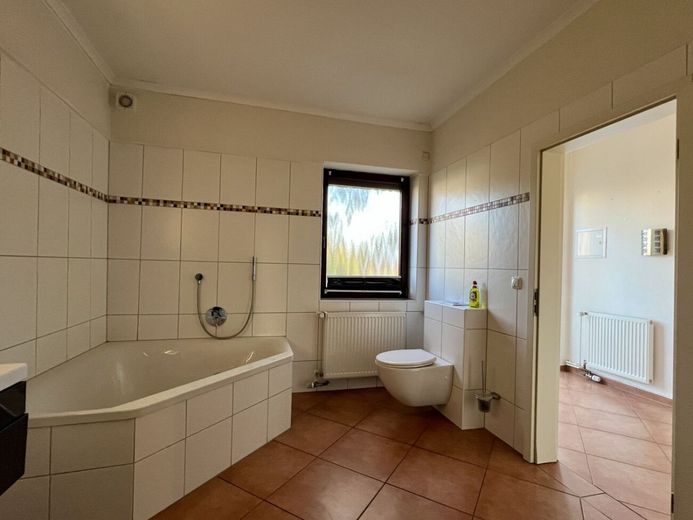 Großzügiges Wohnensemble mit Gartenidylle, Ausbaupotenzial und vielseitigen Nutzungsmöglichkeiten – und Badewanne