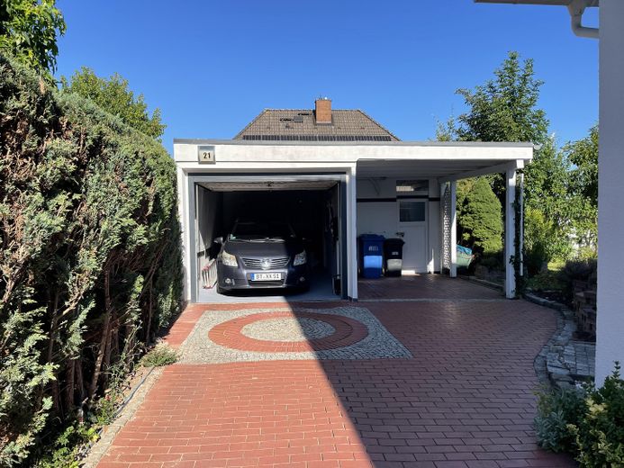 Geniş manzaralı yenilikçi mimar evi; cömert yaşam alanı; modern enerji tedariki – Garage und Carport