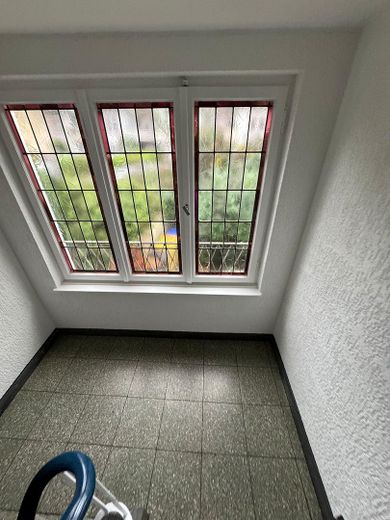 Attraente appartamento di 3 locali appena ristrutturato in un condominio ben tenuto – Gepflegtes Treppenhaus