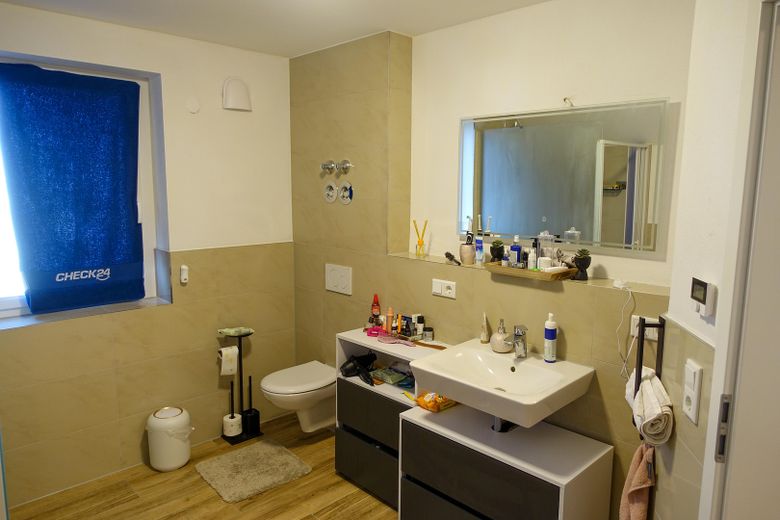 großes Badezimmer 
