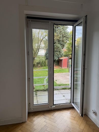 Urokliwe mieszkanie w starej kamienicy z parkietem ułożonym w jodełkę, wysokimi sufitami i dużym ogrodem w Wellingsbüttel – Blick in den Garten und Terass