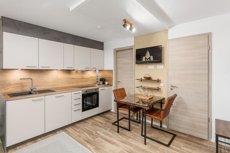 Neubau: vollmöblierte Businessapartments mit Panoramablick – Apartment 6 Essbereich