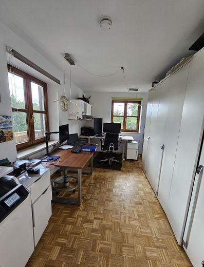 Attraktive 5-Zimmer-Maisonettewohnung in Alleinlage mit eigenem Garten&Pool – Arbeitszimmer