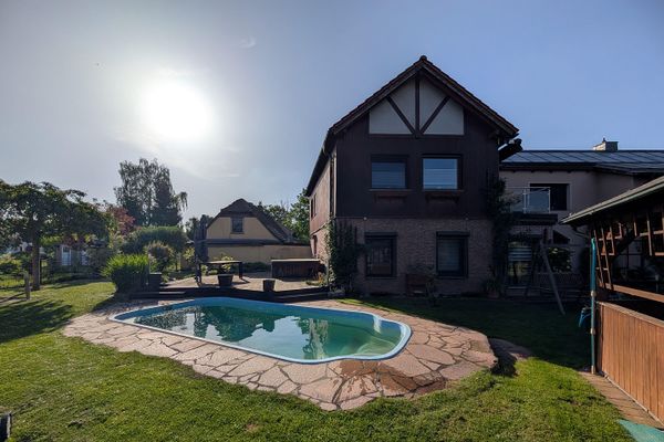 Wohnparadies Mehrgeneration Solar PV/Thermie, 80kWh Speicher, 2 Carport, Pool, WoMo-Platz