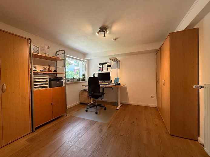 Stilvolles Einfamilienhaus mit 1.800 m2 Südgrundstück und hochwertiger Ausstattung – Büro UG