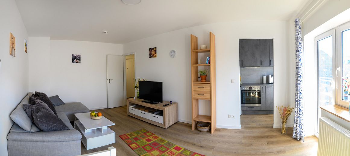 Moderne Wohnung in Alsternähe mit Balkon | Zentral und Blick ins Grüne – Wohnzimmer - Ansicht #3