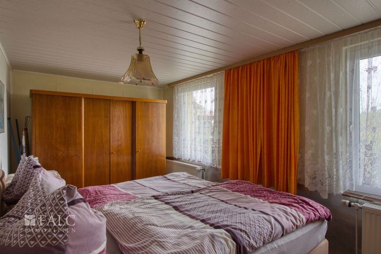 Casa residenziale solida con ampi locali accessori – ideale per artigianato e hobby – Schlafzimmer