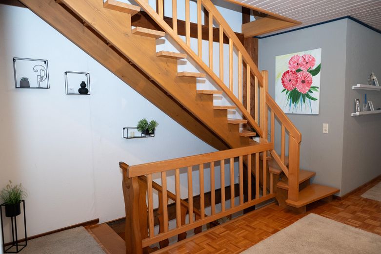 Wohntraum - Gepflegtes, großzügiges Zweifamilienhaus in Fürstenberg (Bad Wünnenberg) – Treppe ins Dachgeschoß