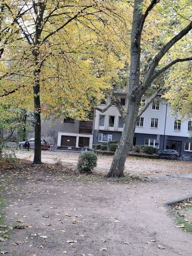 CITYLAGE! 2 ZIMMER WOHNUNG + MODERNISIERUNG + RUHIGE LAGE + IDEAL FÜR INVESTOREN + SELBSTNUTZER – Hausansicht von der Parkseite