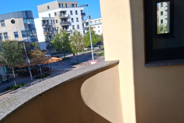 Пропозиція: дружня світла 4-кімнатна квартира з балконом на 2-му поверсі, прибл. 105 м², у Магдебурзі-Альте-Нойштадт, здається в оренду.
